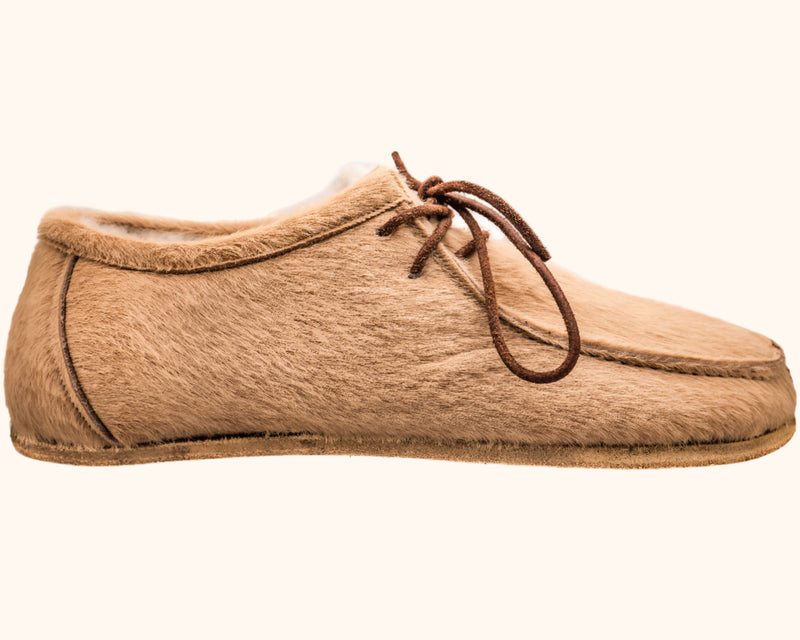 Rhizal Miro men's shoe in tan cowhide, lateral profile view on white background, brown leather lace and sheepskin collar visible